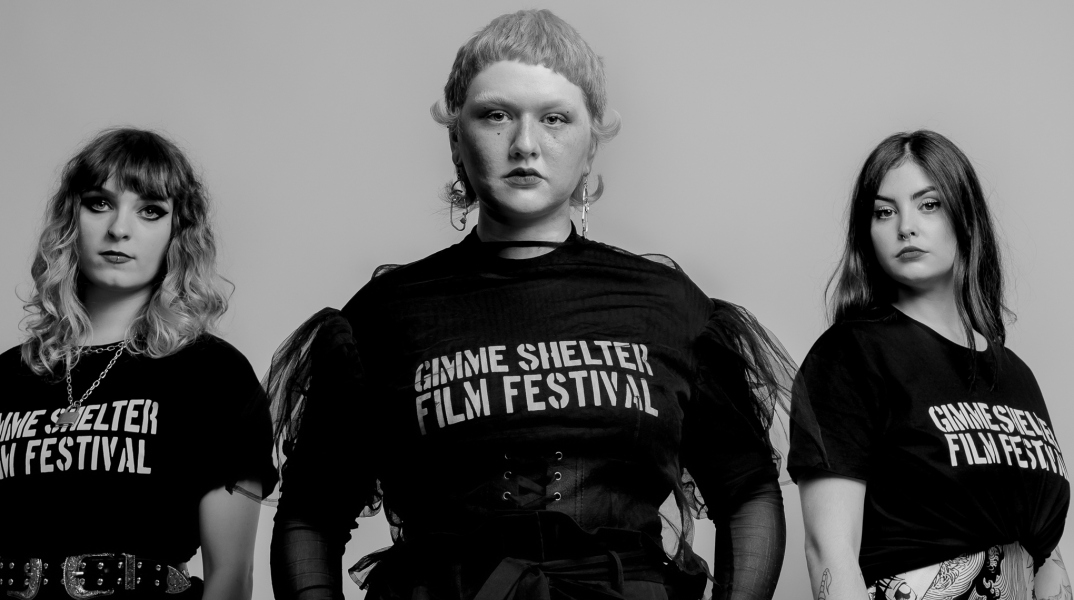 Γυναίκες με t-shirts Gimme Shelter Film Festival