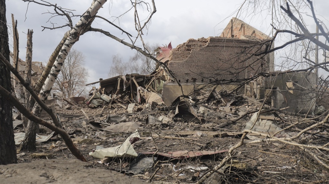 Γκρεμισμένα κτήρια μετά από βομβαρδισμούς σε πόλη της Ουκρανίας