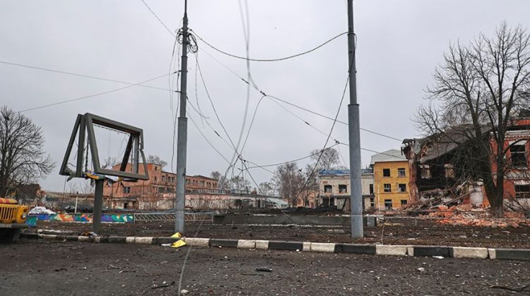 Μαριούπολη: Στιγμιότυπο από ερείπια που άφησαν πίσω οι μάχες στην πόλη