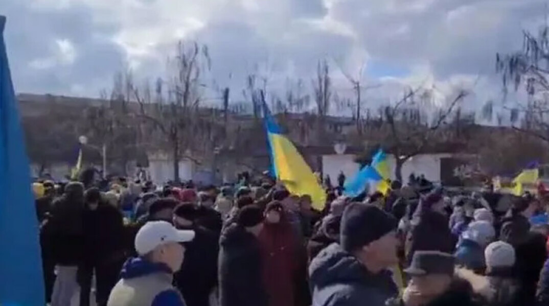 Ουκρανοί διαδηλωτές στην πόλη Nova Kakhovka (περιοχή Χερσώνα)
