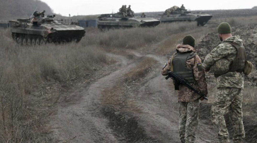 Ουκρανοί στρατιώτες έξω από οικισμό στο κεντρικό τμήμα της Ουκρανίας