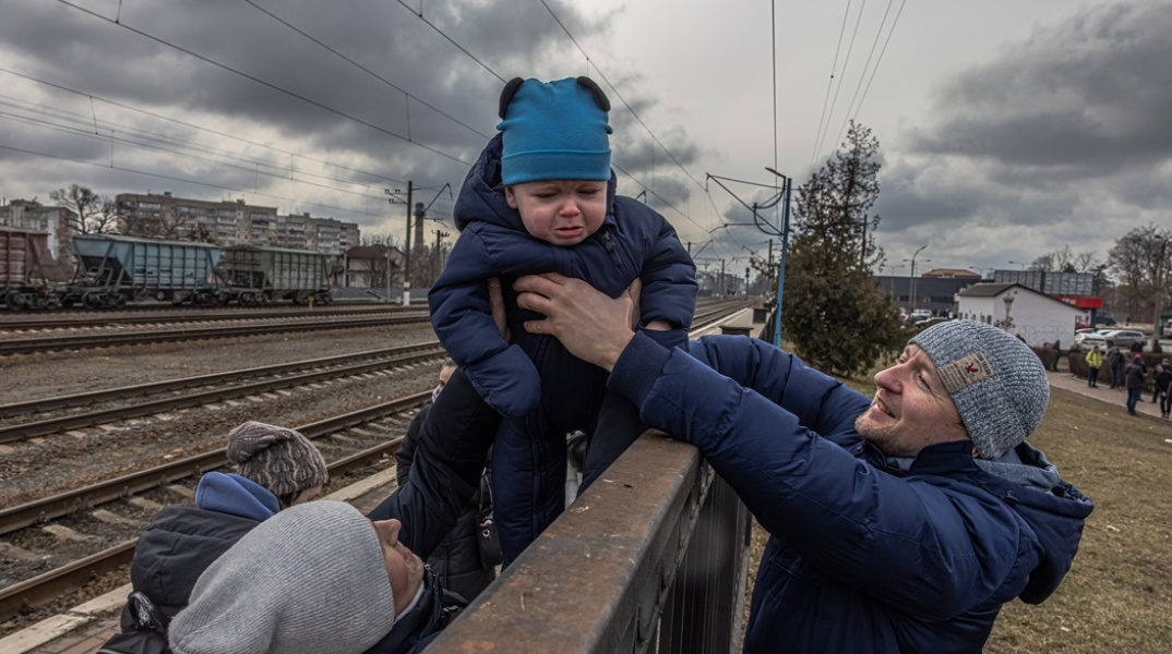 Οι Ουκρανοί κατακλύζουν τον σιδηροδρομικό σταθμό Irpin καθώς προσπαθούν να φτάσουν στο Κίεβο