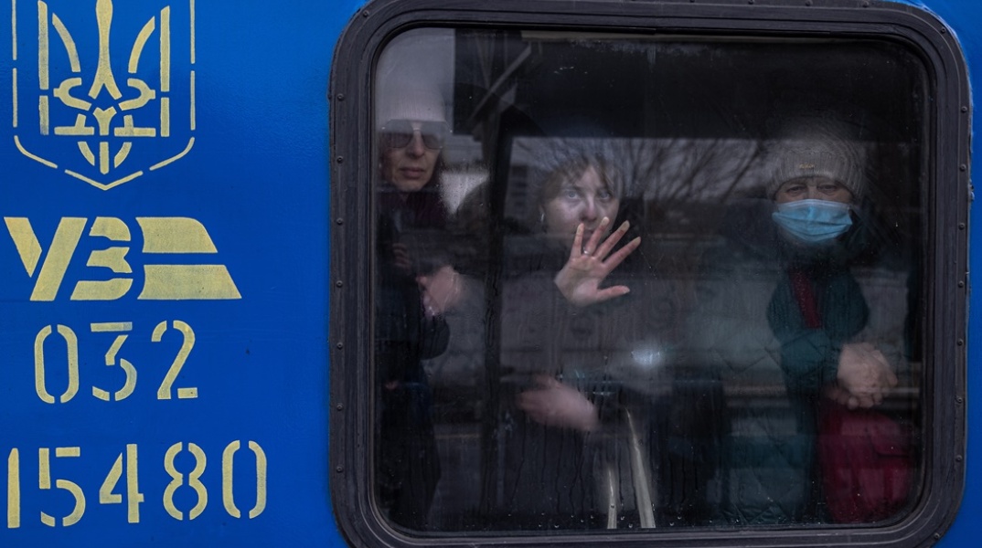 Πόλεμος στην Ουκρανία: Γυναίκες πρόσφυγες έχουν επιβιβαστεί στο τρένο που θα τις απομακρύνει από τη χώρα