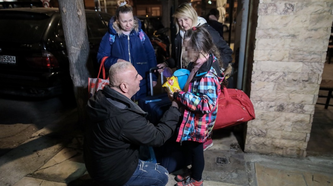 Πόλεμος στην Ουκρανία: Ουκρανοί πρόσφυγες φτάνουν στην Αθήνα