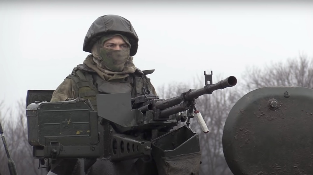 Ρώσος στρατιώτης φρουρεί σημείο ελέγχου στην πόλη Λουχάνσκ