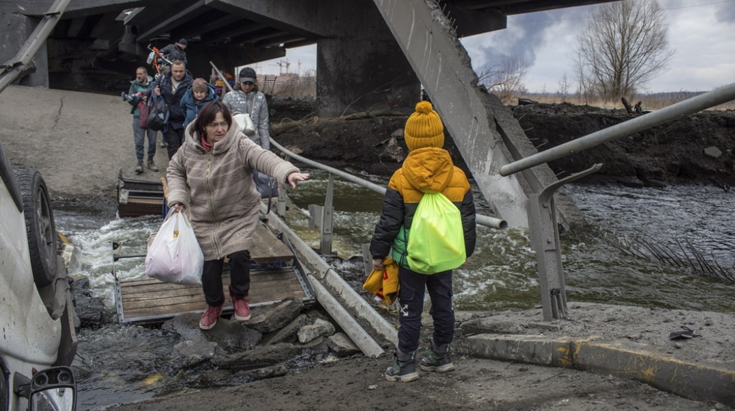 Πόλεμος στην Ουκρανία: Άμαχοι με πράγματα στα χέρια και στην πλάτη αναζητούν τη διαφυγή τους από πόλη της χώρας