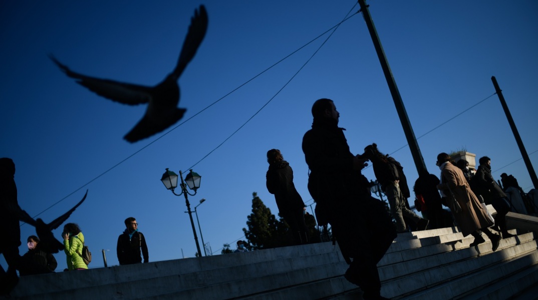 Άνθρωποι στην Πλατεία Συντάγματος στην Αθήνα