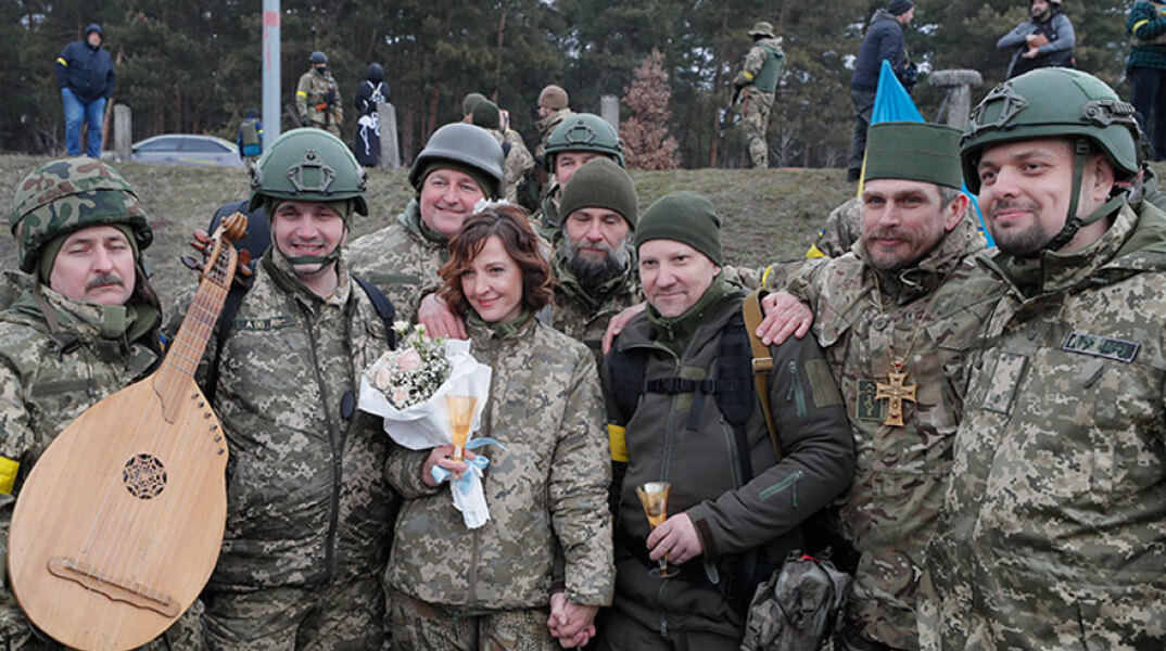 Ο γάμος στα χαρακώματα, ενώ μαίνεται ο πόλεμος στην Ουκρανία