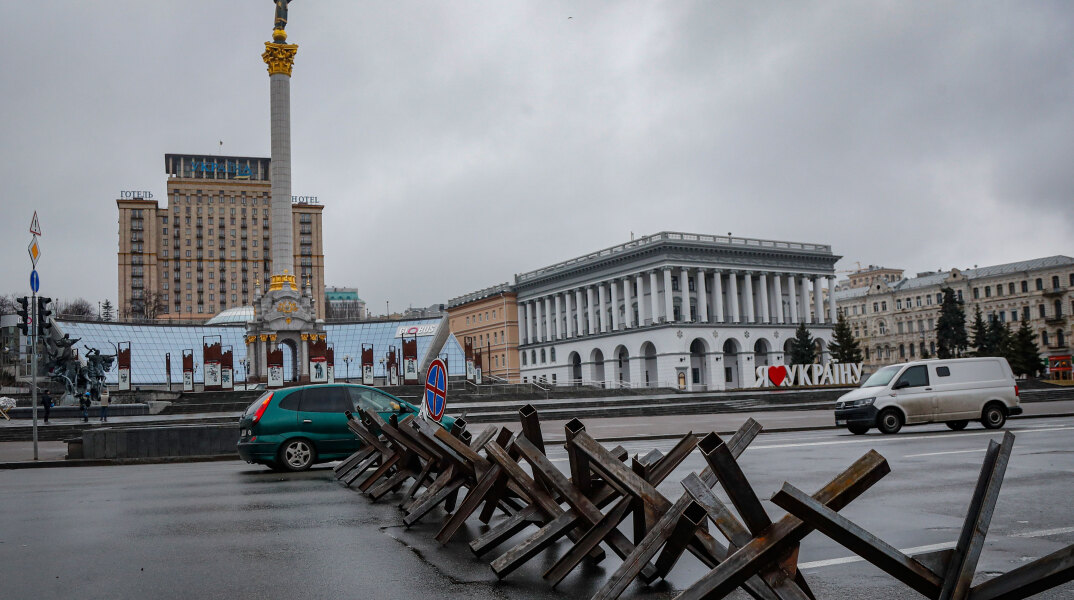 Οδοφράγματα στο Κίεβο, καθώς η πρωτεύουσα προετοιμάζεται για τη ρωσική επίθεση