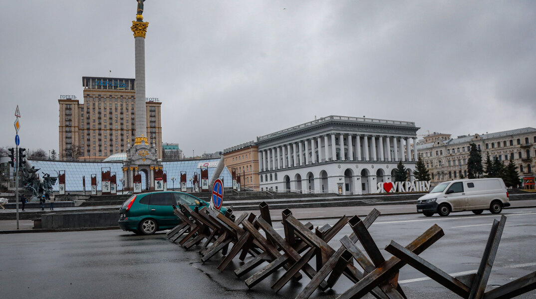 Οδοφράγματα στο Κίεβο, καθώς η πρωτεύουσα προετοιμάζεται για τη ρωσική επίθεση