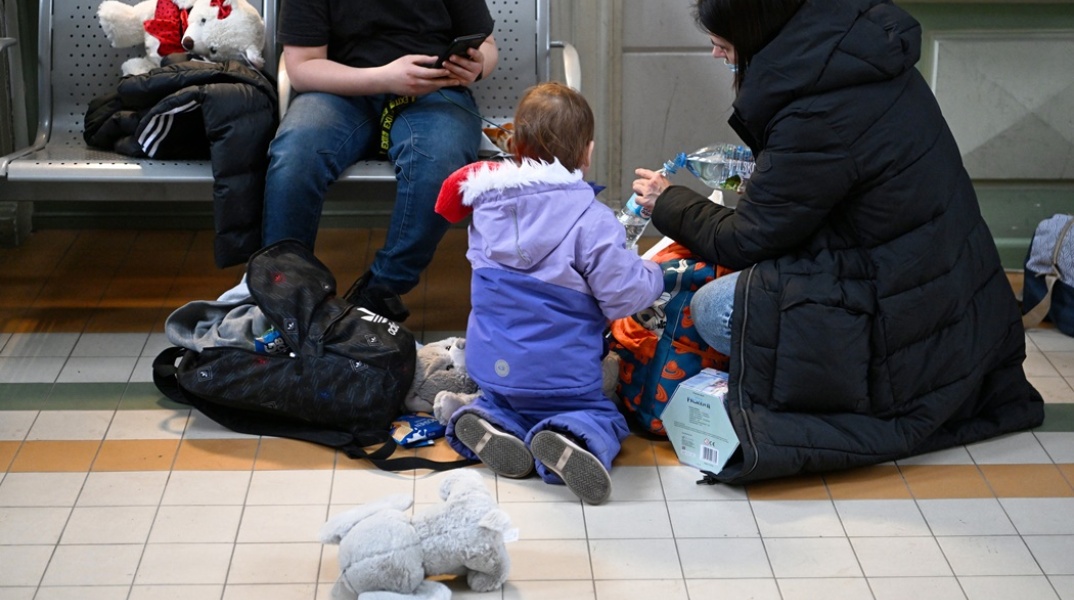 Μητέρα με το παιδί της σε χώρο στην Πολωνία μετά τη μεταφορά τους από την Οδησσό