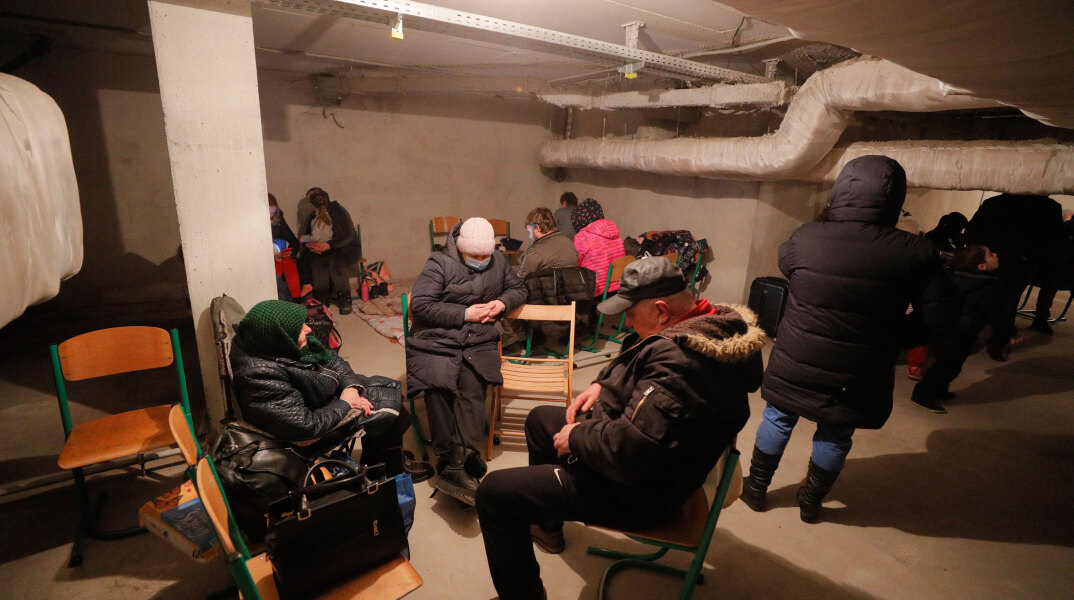 Κάτοικοι σε υπόγειο καταφύγιο στο Κίεβο