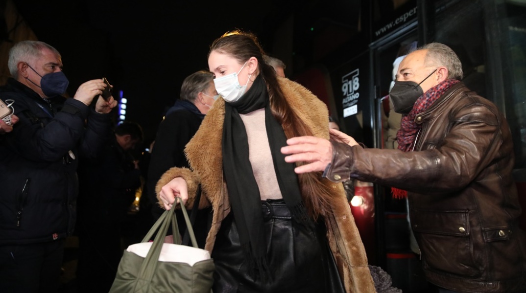 Ουκρανοί πρόσφυγες φτάνουν στην Αθήνα μετά την εισβολή της Ρωσίας στην Ουκρανία