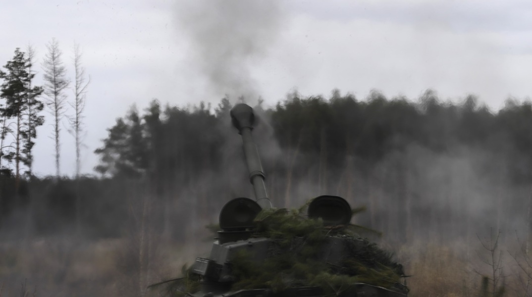Πόλεμος στην Ουκρανία: Ουκρανικό σύστημα πυροβολικού πυροβολεί κοντά στο Κίεβο