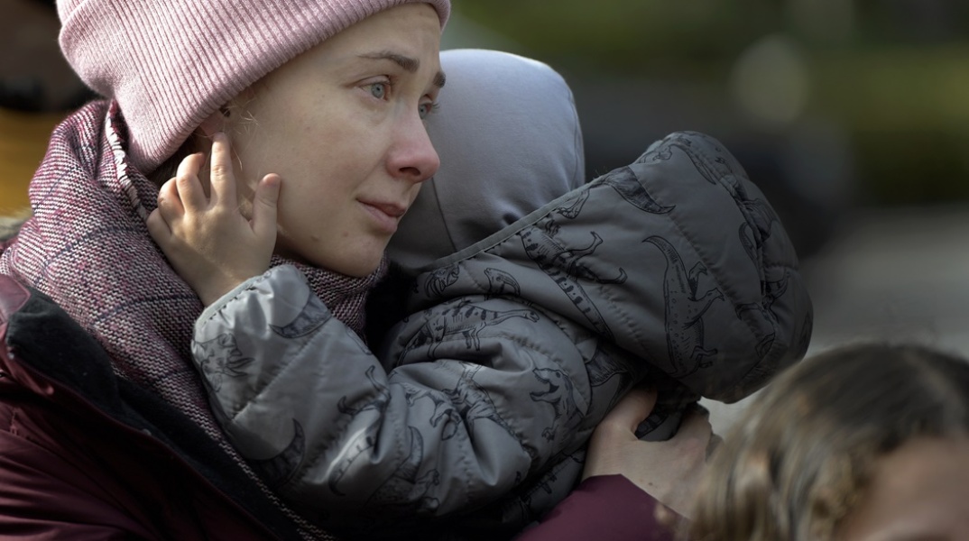 Μητέρα κρατά στην αγκαλιά της το μωρό της σε διαδήλωση κατά της εισβολής της Ρωσίας στην Ουκρανία