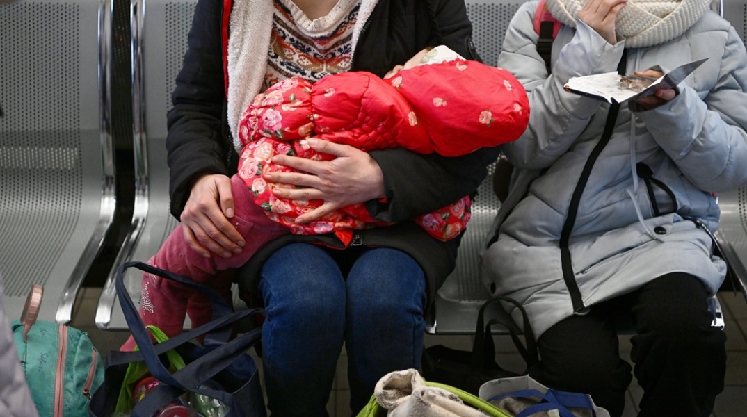 Γυναίκα που έφυγε με τρένο από την Οδησσό κρατά στην αγκαλιά της το μωρό της