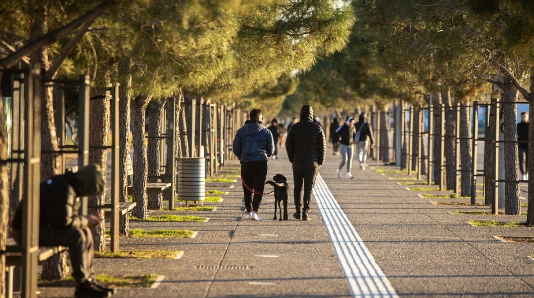Άνθρωποι στη Νέα Παραλία Θεσσαλονίκης