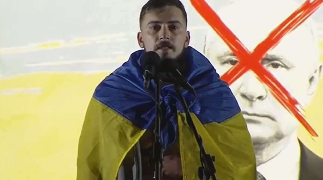Ο Ουκρανός Γιούρι στην αντιπολεμική συγκέντρωση στο Σύνταγμα
