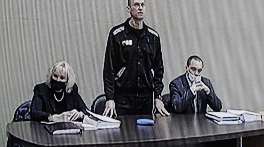 Ο Αλεξέι Ναβάλνι σε αίθουσα δικαστηρίου