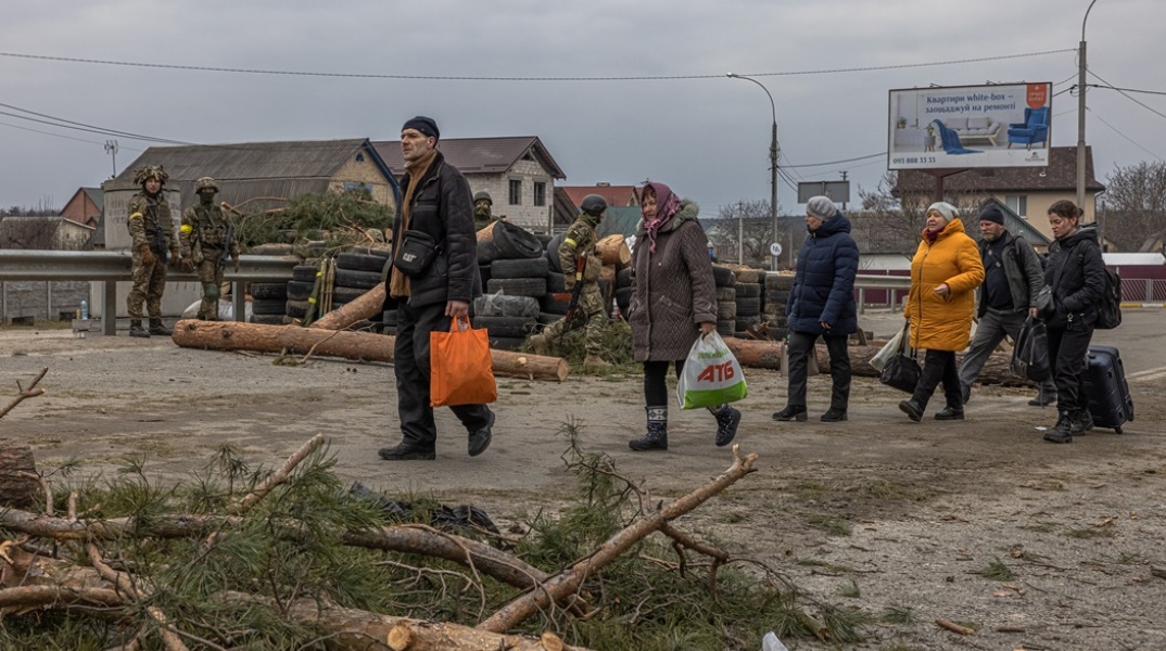Πόλεμος στην Ουκρανία: Άμαχοι αποχωρούν από το Ιρπίν μέσω ανθρωπιστικών διαδρομών