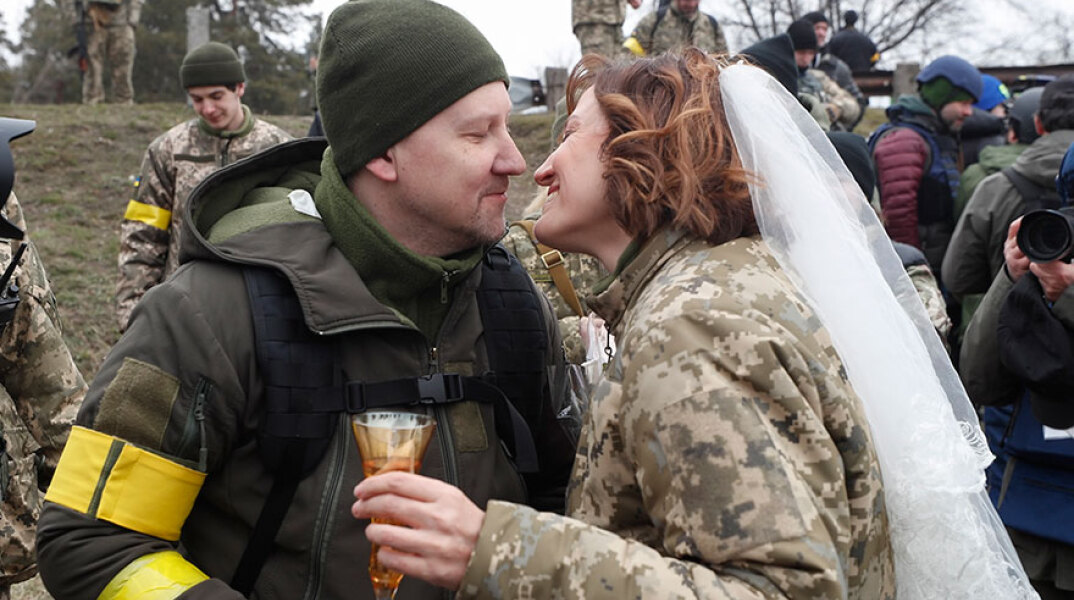Γάμος στα χαρακώματα στην Ουκρανία