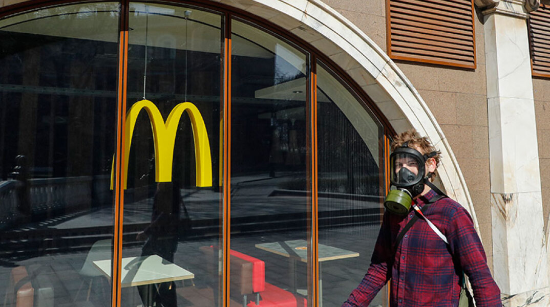 Ρώσος με μάσκα χημικού πολέμου έξω από κατάστημα των Mc Donald's στη Μόσχα