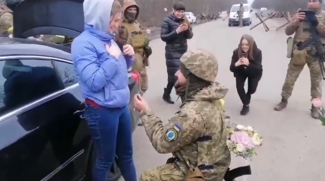 Πόλεμος στην Ουκρανία: Στρατιώτης κάνει πρόταση γάμου στην αγαπημένη του