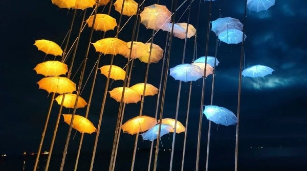 Οι Ομπρέλες του Ζογγολόπουλου στη Νέα Παραλία φωτίζονται εδώ και τρεις ημέρες στα χρώματα της ουκρανικής σημαίας, εκπέμποντας ισχυρό μήνυμα αλληλεγγύης στον λαό της Ουκρανίας.