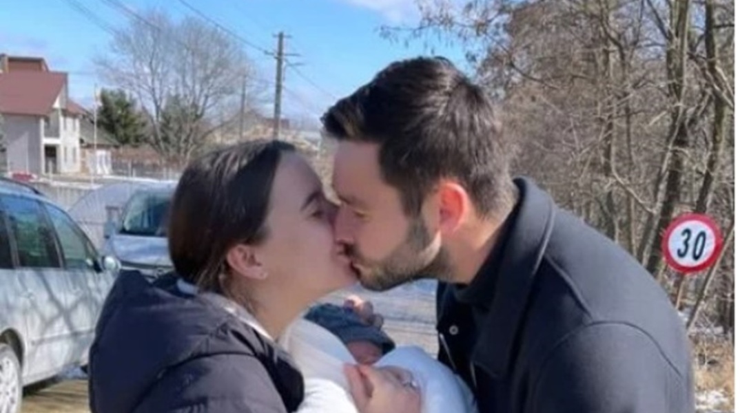 O Εβγέν Σάκχοφ μαζί με τη σύζυγο και τη νεογέννητη κόρη τους