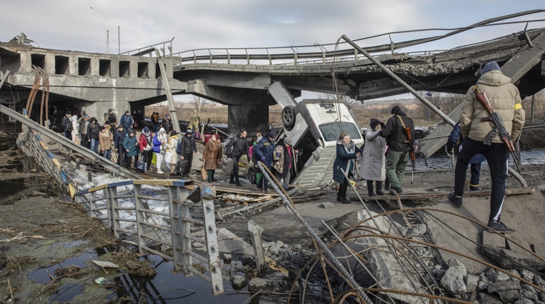 Πόλεμος στην Ουκρανία: Πολίτες διασχίζουν την κατεστραμμένη γέφυρα