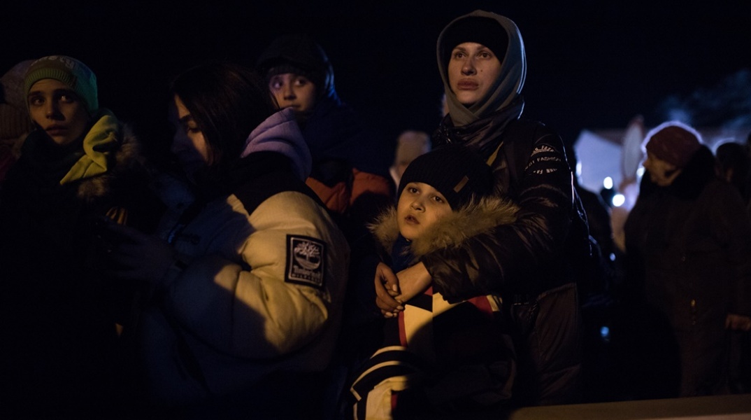 Πόλεμος στην Ουκρανία: Παιδιά βρίσκονται στην αγκαλιά των γονιών τους στα σύνορα Πολωνίας - Ουκρανίας
