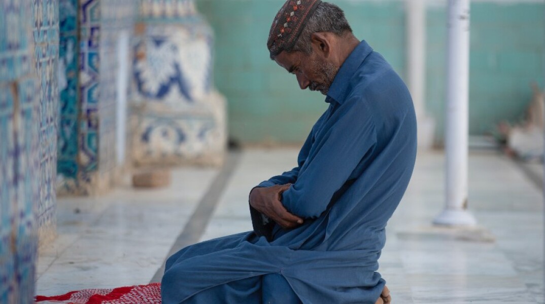 Πακιστανός άνδρας προσεύχεται 