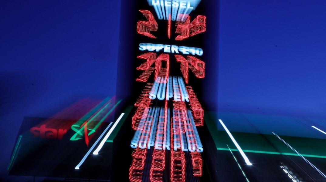 Πινακίδα βενζινάδικου με τιμές καυσίμων