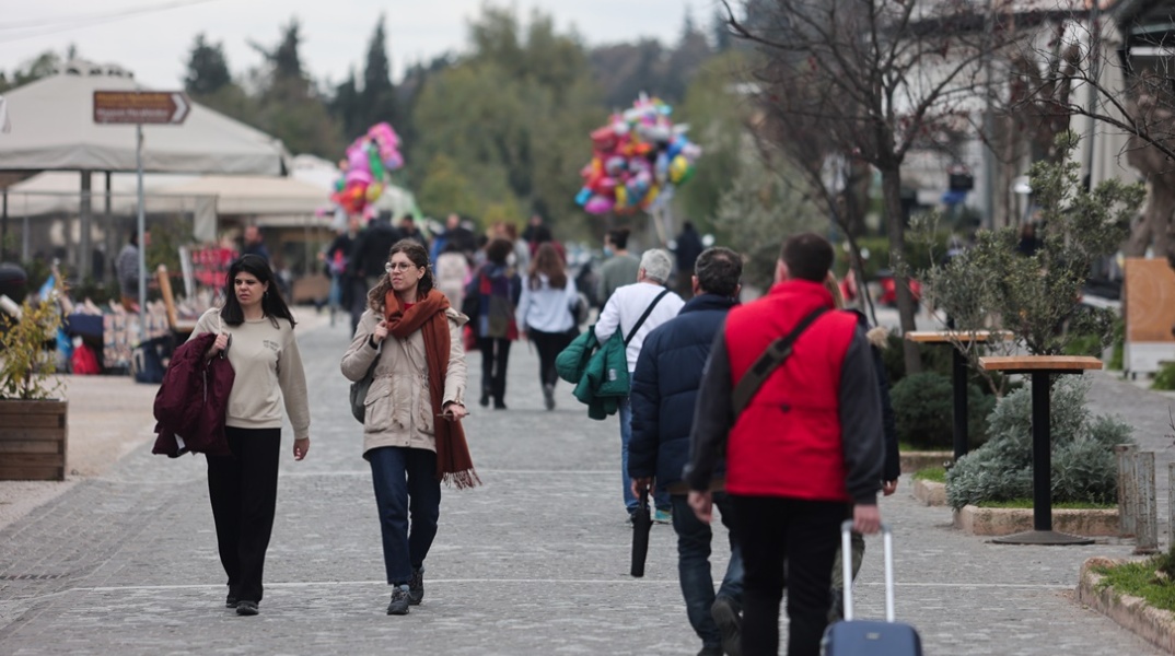 Πολίτες περπατούν στο κέντρο της Αθήνας - Άλλοι με μάσκα προστασίας από τον κορωνοϊό και άλλοι χωρίς