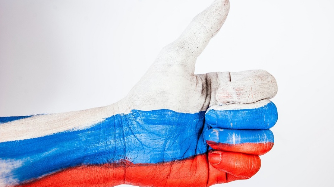 Χέρι βαμμένο στα χρώματα της ρωσικής σημαίας - μπλε - λευκό - κόκκινο