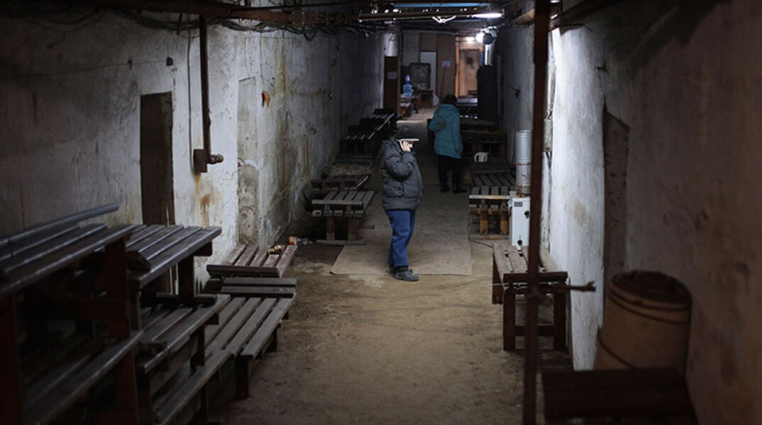 Ουκρανοί σε υπόγειο καταφύγιο στο Χάρκοβο
