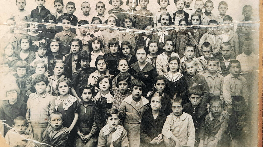 Το επάγγελμα πατρός πολλών μαθητολογίων στο αρχείο του σχολείου την πρώτη περίοδο λειτουργίας όπου φοιτούσαν πολλά ορφανά παιδιά ήταν κενό, γιατί οι γονείς είχαν χαθεί στη Μικρά Ασία.