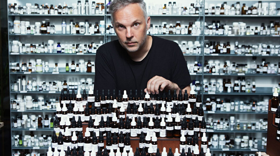O Σπύρος Δροσόπουλος είναι η μύτη της ολλανδικής εταιρείας αρωμάτων “Baruti parfums”.