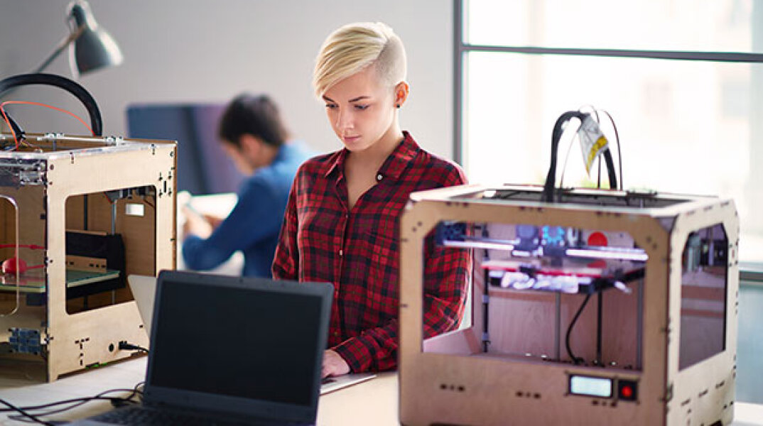 Ξανθιά κοπέλα με κοντό μαλλί κατασκευάζει κάποια συσκευή