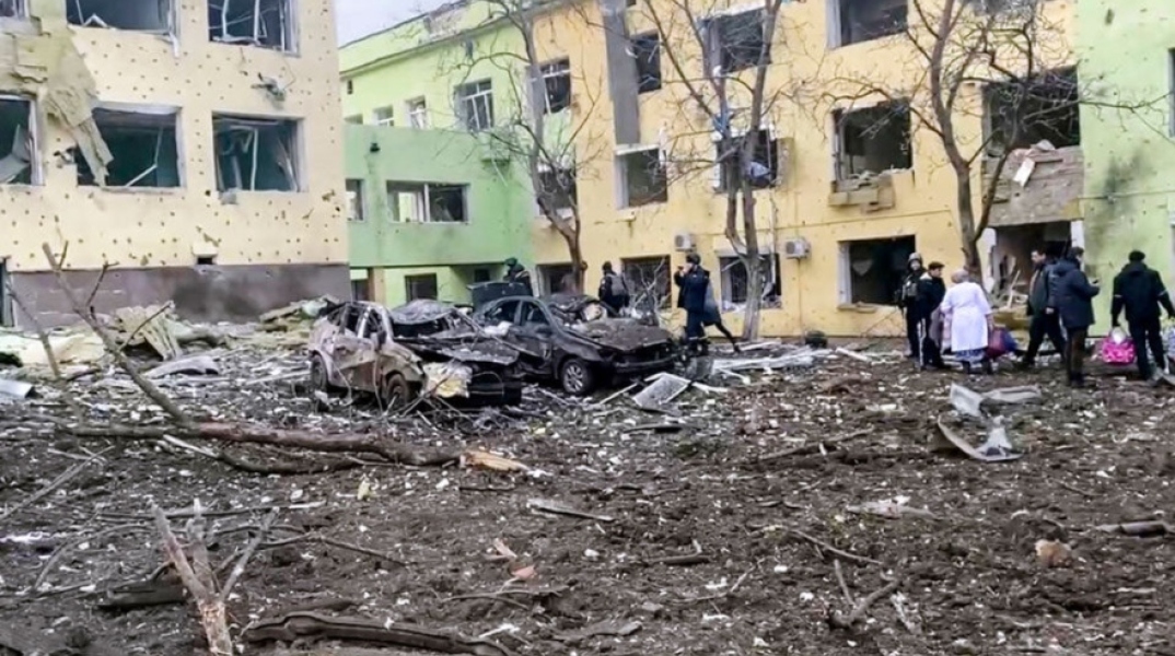 Το βομβαρδισμένο παιδιατρικό νοσοκομείο - μαιευτήριο στην πολιορκημένη η Μαριούπολη © ΕPA Pool  