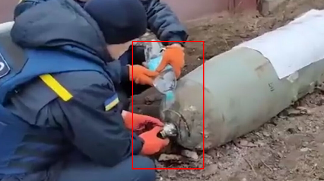 Στην Ουκρανία πυροτεχνουργοί ρίχνουν νερό για να εξουδετερώσουν βόμβα