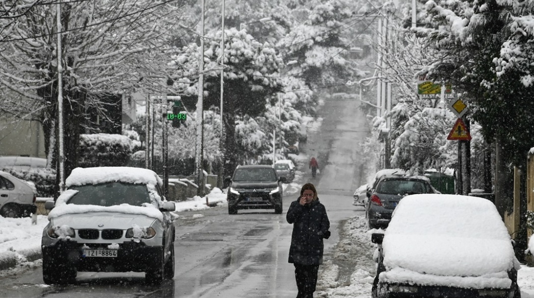 Γυναίκα περπατά στον χιονισμένο Διόνυσο