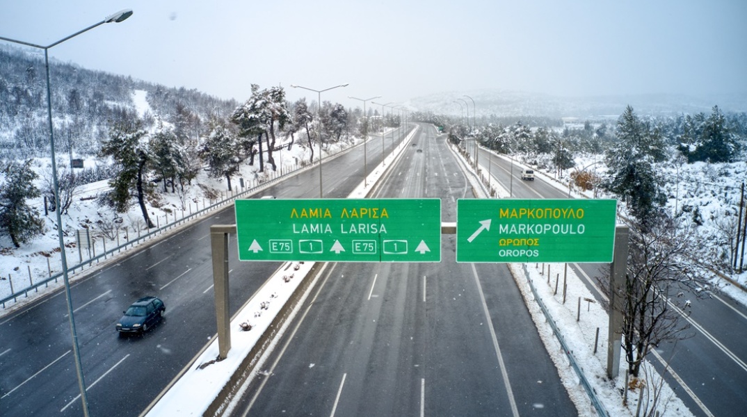 Χιονόπτωση στην Εθνική Οδό Αθηνών - Λαμίας