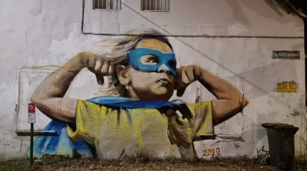 Το γκραφίτι με το κορίτσι σούπερ ήρωα στην Βαρσοβία.