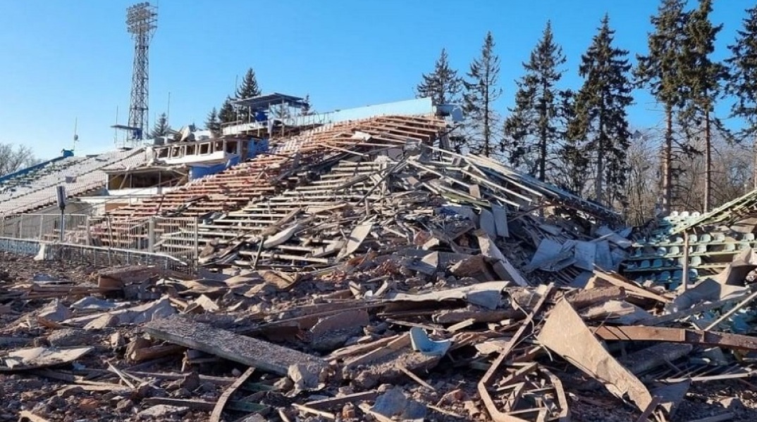 Πόλεμος στην Ουκρανία: Οι Ρώσοι ισοπέδωσαν το γήπεδο της Ντέσνα