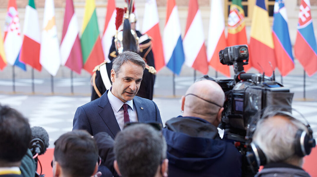 O πρωθυπουργός Κυριάκος Μητσοτάκης στη Σύνοδο Κορυφής της ΕΕ στις Βερσαλλίες προανήγγειλε νέα μέτρα στήριξης για τα νοικοκυριά