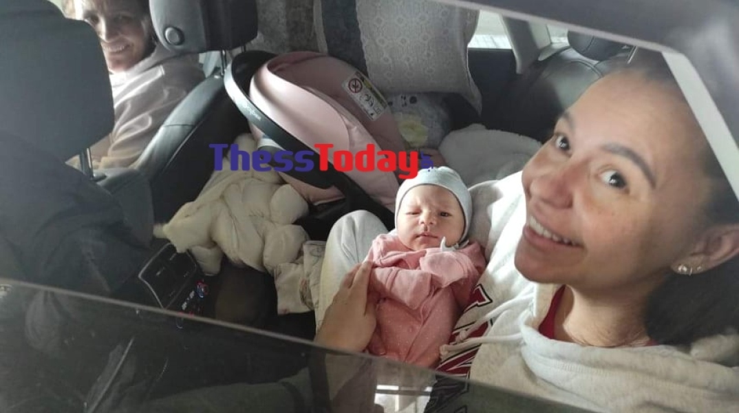 Εβγέν Σάκχοφ: Η σύζυγος του, Αλόνα, κρατά στην αγκαλιά της τη νεογέννητη Αμέλια, που γεννήθηκε σε καταφύγιο στην Ουκρανία