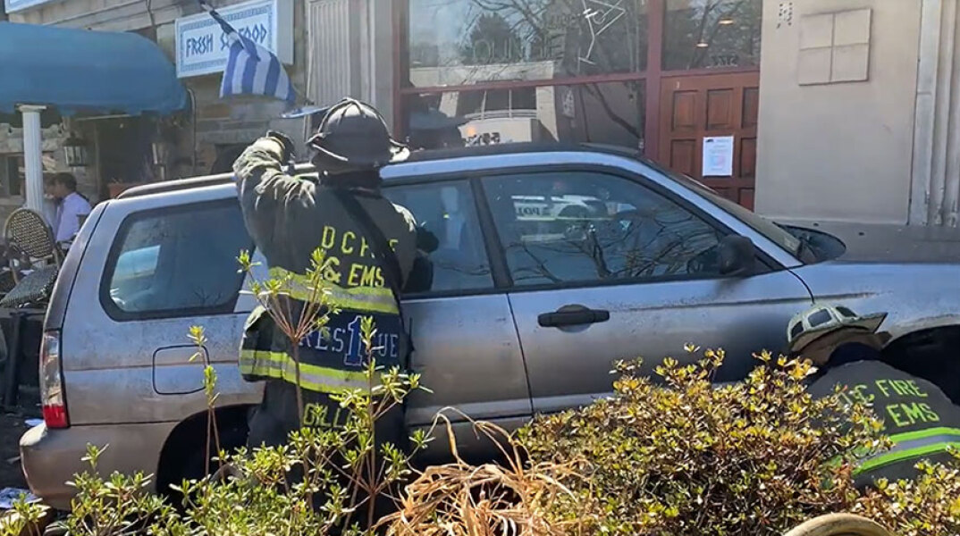 Το ασημί SUV που έπεσε σε εστιατόριο στην Ουάσινγκτον
