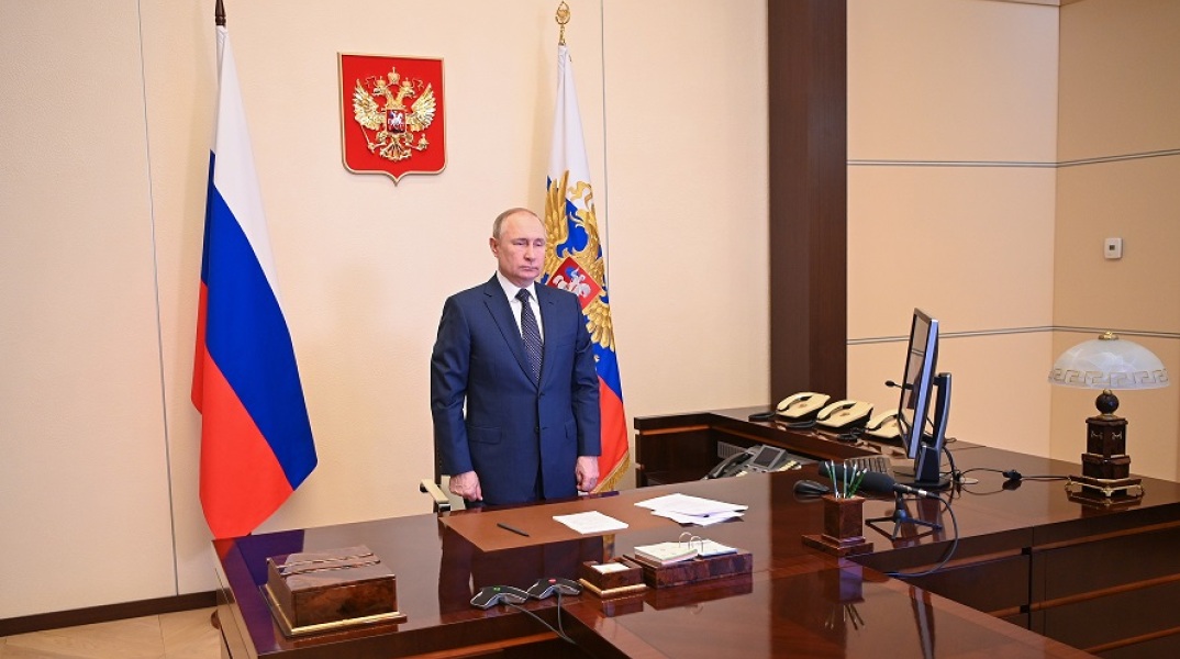 Ο Βλαντιμίρ Πούτιν στέκεται όρθιος στο γραφείο του στο Κρεμλίνο