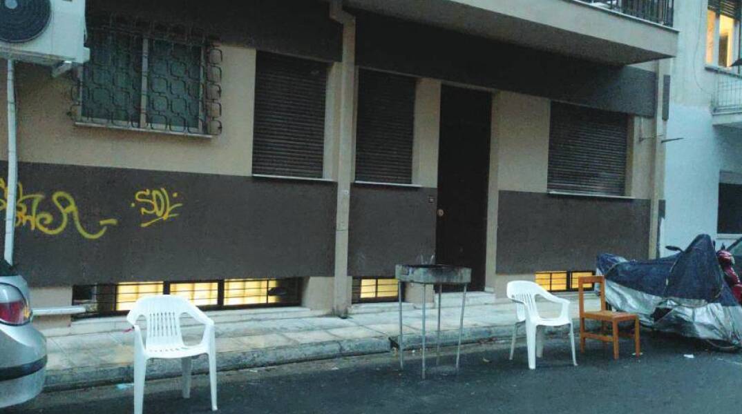 Δρόμος στην Πανόρμου με καρέκλες και ψησταριές δίπλα στο πεζοδρόμιο